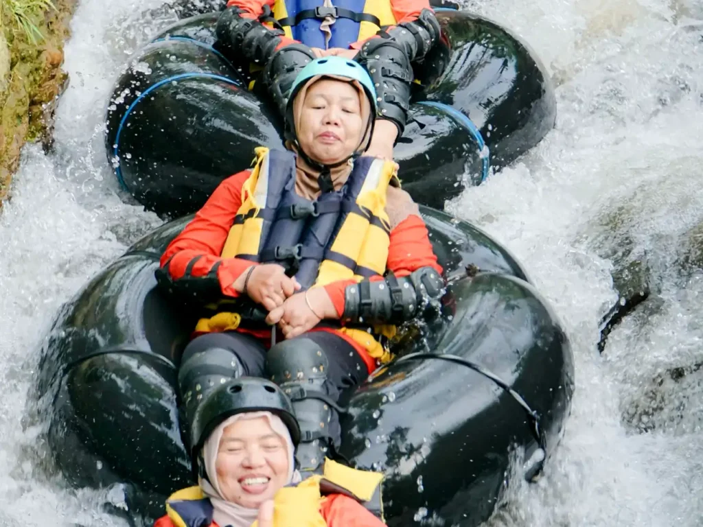 foto river tubing kemuning